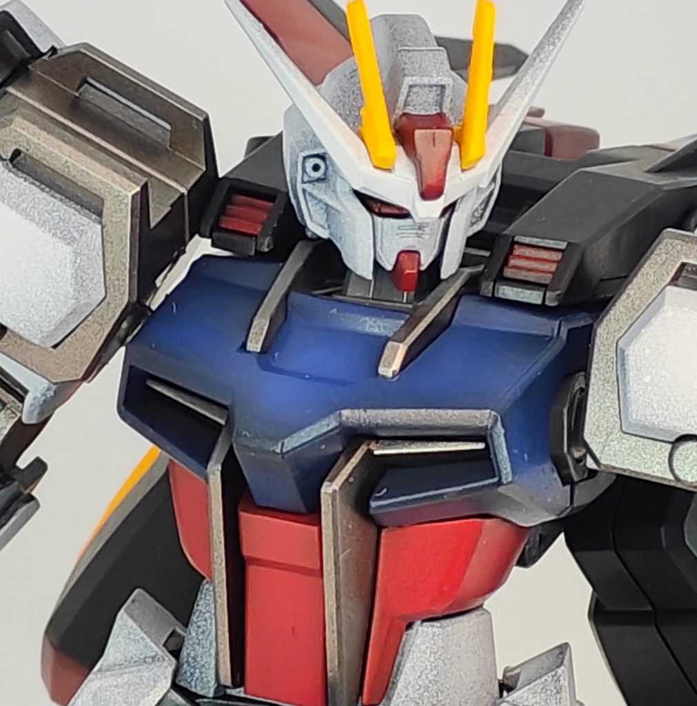 (センサーとバルカンの塗装し忘れ)めっちゃかっこいい!真似してみたい!と思い、充電式エアブラシを購入し、YouTubeを見ながら見様見真似で塗装してみました。黒立ち上げだと青や赤の色がなかなか乗らなくて苦戦しました。