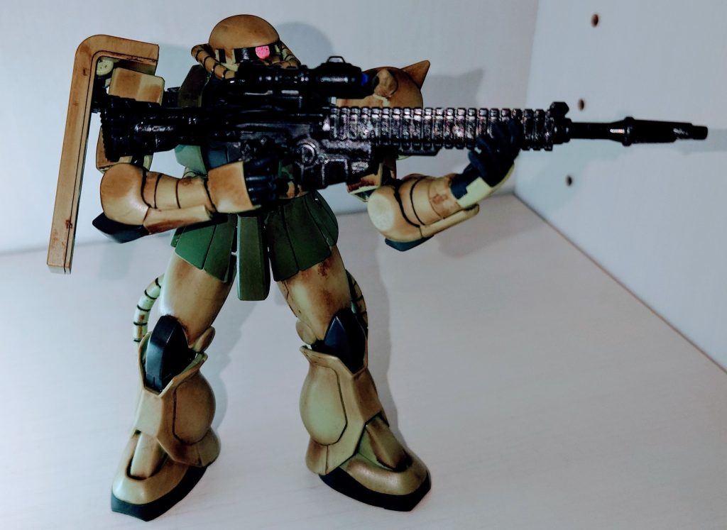 上のザクⅡにウエザリングを施し、GフレームFAの試作型ビームライフルを持たせる