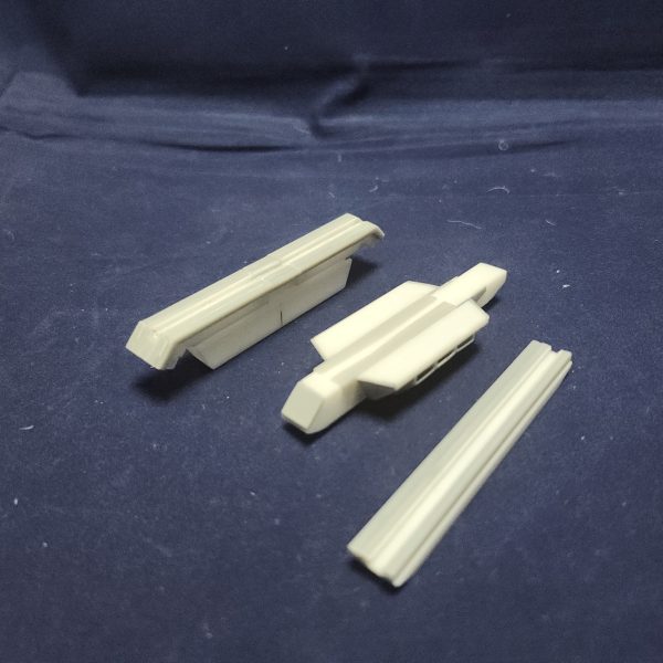 UR出たらガンプラ作らなきゃいけない縛り…負債たまりまくってるついでにもう一体も2体も変わらないよね…という開き直りでとうとうリリース開始直後から温存してた引き直し可能UR確定ガチャを解放しました。皆さんこれが借金しまくるヤツの発想ですよ。オルタナティブ系の強いユニット欲しかったのでエクシアをチョイス、本当はパイロット付き欲しかったけどSSR5枚引き出来たのでまぁ妥協ラインでしょう…。あとガチャチケットでサポーターのアーガマ＆ファも出やがった…学園艦や今ピックアップされてるアウドムラよりはマシと見るべきか…ついでに作成の方は角型プラパイプの組み合わせでこんな物体が構築されました。（4枚目）
