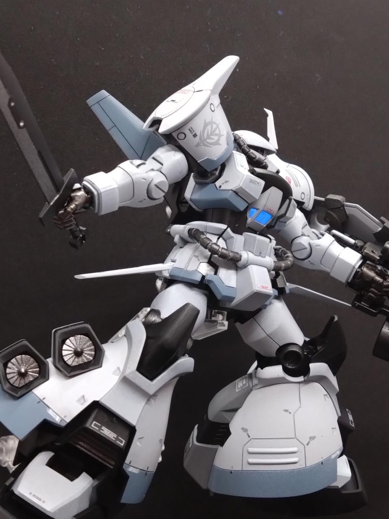 バックパックの翼は伸長して形状変更