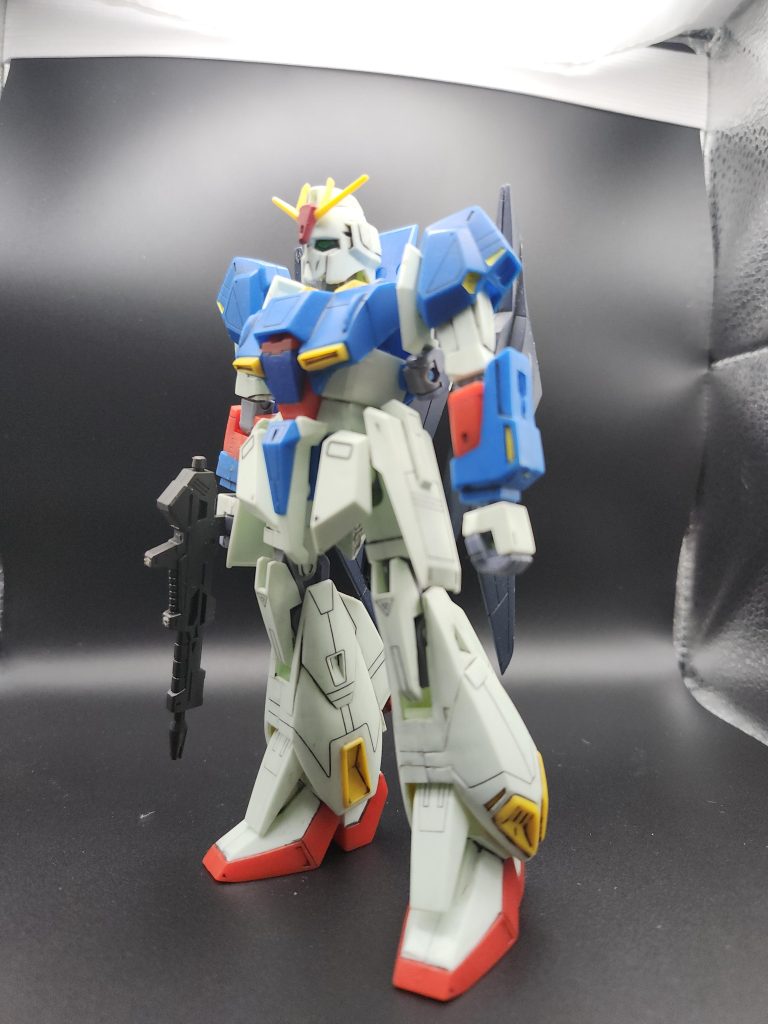 さて、反省も終わった事でさっそく今回のキットですが…上でも書いた通りちょっとレアなキットである初代HGのZガンダムとなっております。その名の通り、現行のHGUC等に繋がる最初に「HG」の名を冠したシリーズでして発売時期はガンプラ10周年となる1990年頃に発売されたものでして当時「ガンダム」、「ガンダムMk-Ⅱ」「Zガンダム」、「ZZガンダム」の4種が発売されておりました。それまではほぼ単色成形、接着剤使用があたり前の所謂旧キットが主流だった当時、スナップキットやランナー状態で一部が色分け処理されてる「システムインジェクション」やフレーム処理されたポリパーツ「MSジョイントⅡ」などかなり新技術がてんこ盛りで発売されたかなり画期的なキットだったんですよね。現行のHGやRGに確実に影響を与えてるガンプラ史を語る際には欠かさないキットなんですがこのシリーズが特別視されてる理由が、旧キットすら割と頻繁に再販されるガンプラにおいて明確に絶版がアナウンスされてるからなんですね。正確には2000年くらいに「ガンダム」のみが金型の劣化を理由に絶版がアナウンスされたんですがほぼ同時期に他3種も発売されなくなったためほぼ絶版扱いと言った方が正しいですね。