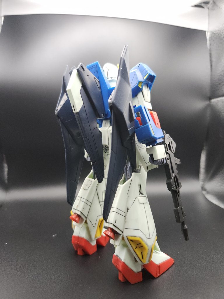 背面そんな特殊な経歴のキットですがその中でもこのZガンダムは結構特殊なキットでして他3種が新技術を使っていたとはいえ基本は原作準拠なデザインだったのに対して本キットは明確に背部のウィングバインダーの形状が異なっていたりします、理由は後ほど。そんなレアキットですが自分が所持してるのも実は中古で入手してるものでして今回投稿にあたりバリの処理やスミ入れ、一部塗装などちょっと手直ししたものになります。