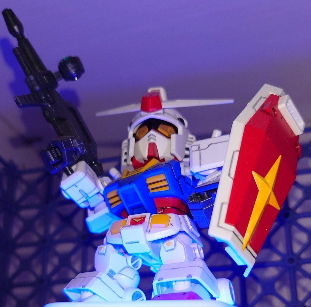 元画像　ダイソーのタッチライトを下に置いて青く照らしてます　白に青っぽい光がいいですね