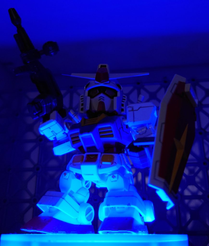 足元のライトのみ　雰囲気があって良き　また初代ガンダムを等身大でライティングされた姿見たいですね
