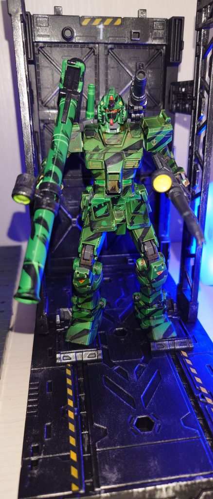 ガンダムコマンドーのように細身の、HGサイズでないと載りません