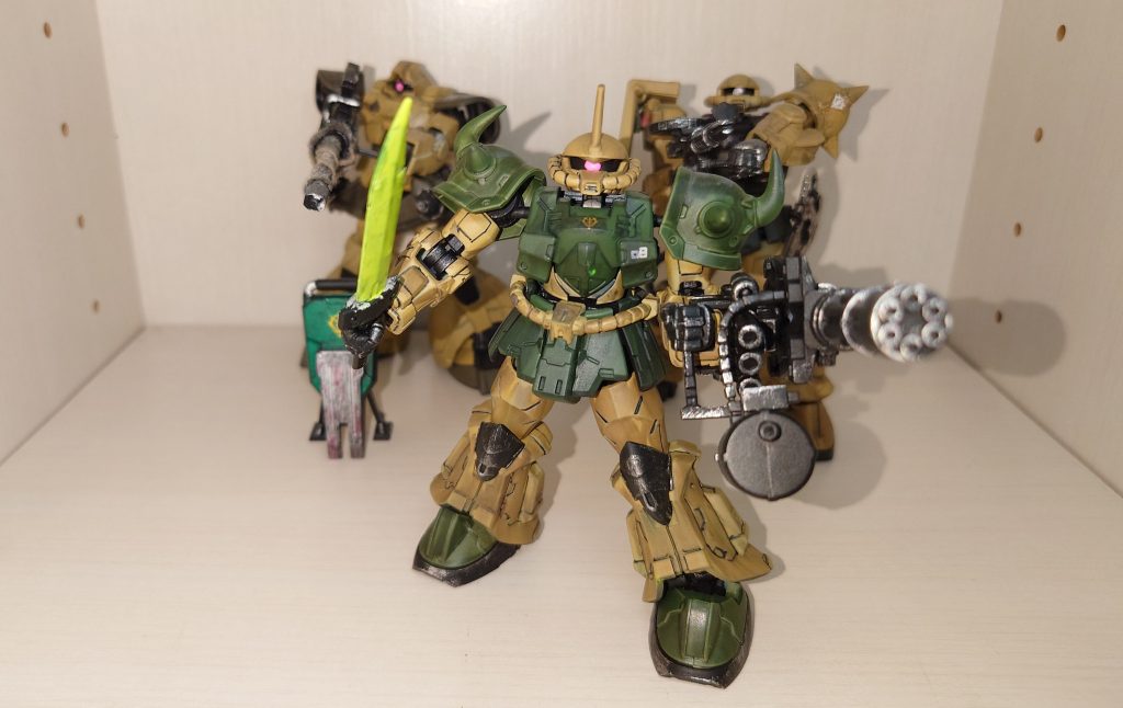 ダニエラ・ベーア少佐指揮下、ザクⅡにはベテラン下士官ケイン・リーバス曹長、ドムにはサブロー・ヨシダ少尉 北アフリカの廃坑に作られた基地でジオンの再起を待つ