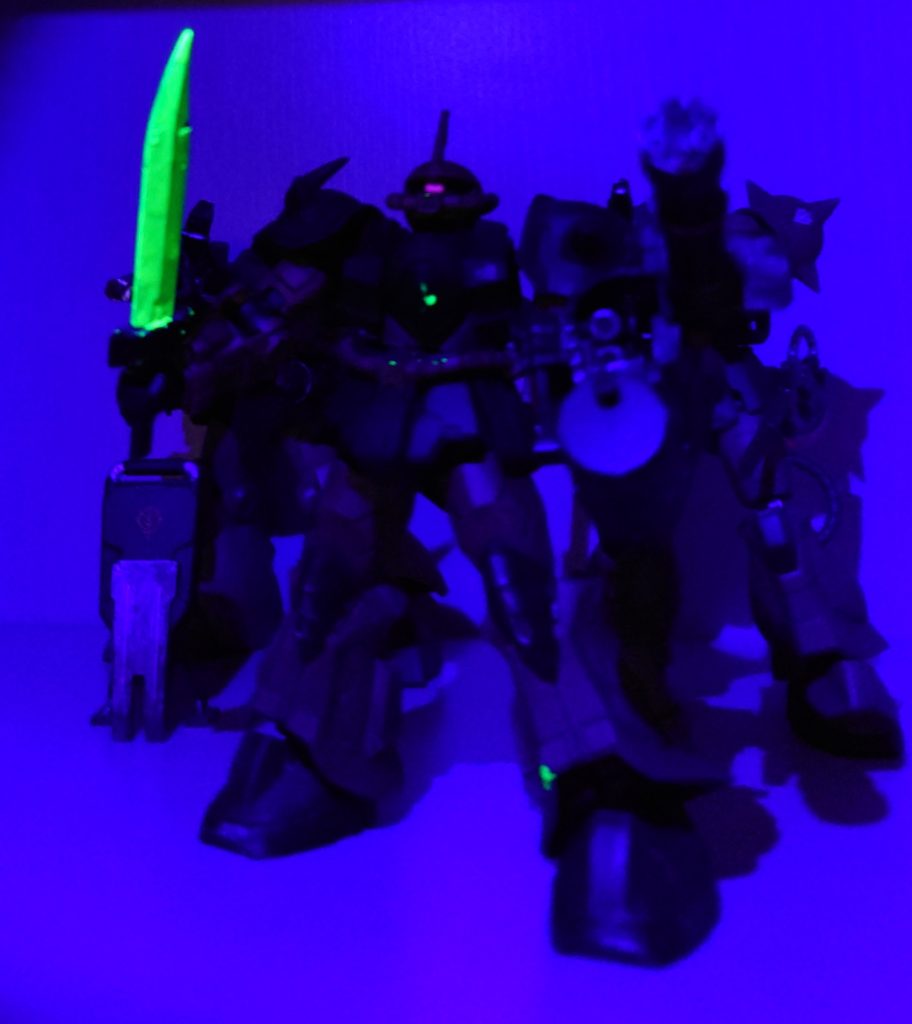 モノアイはガンダムマーカーの蛍光ピンク塗りましたが、反射が弱いな 蛍光イエローで塗り直しですね