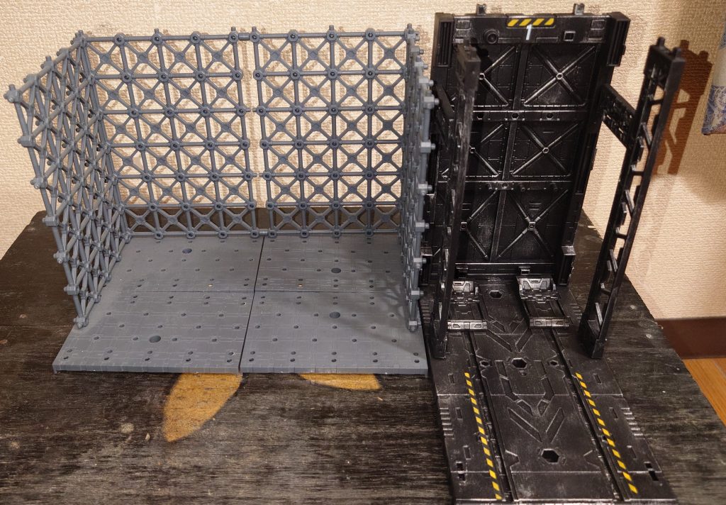 トラスベースはつや消しトップコートのみ　カタパルトは黒サフ、ドライブラシで金属感だしてます　シール貼ってからつや消しトップコートかけてます