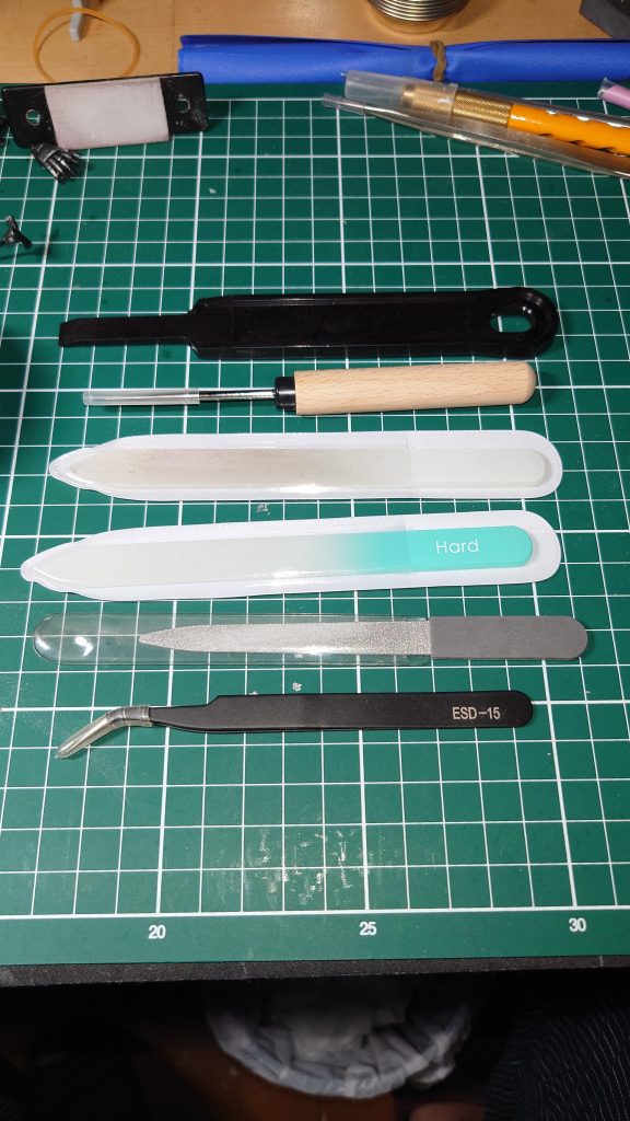 作品名：百均の道具達<p>　メーカー品の道具に加えて、百均の製作道具も増えてきたので軽く紹介　黒いピンセットは耐静電気仕様　ダイソーで購入　先が細くて使いやすいですガラスヤスリなどヤスリ3本はセリアのネイルコーナーで見つけました　女子高生に睨まれ […]</p>
