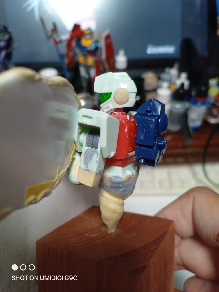 旧キットて関節の可動範囲に限界があって挿絵イラスト通りにならないのでパテで擬似的に関節誤魔化してます。工夫したのはそこだけ。吹き出しはプラ板積層スクラッチ。