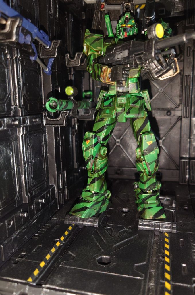 「イアン・メイトリクス!ガンダムコマンドー出るぞ!俺に続け!」 メイトリクス少佐は部下からボスと呼ばれ、慕われながらも恐れられています 頼りになる漢です