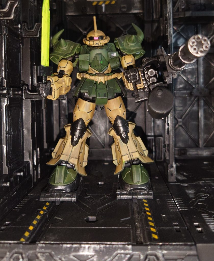 「ダニエラ・ベーア!グフカスタム、行くよ!こら!男ども!妄想膨らましてんじゃないよ!」 ベーア少佐はモデル並みの美貌を誇る金髪碧眼の美人ですが、軍人・MSパイロットとしても一流 きっぷの良さとはすっぱな口調から、慕われながらも、周りから残念美人と思われている