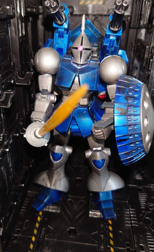 「テオドール・ローレンス!ギャン・ザ・フラッシュ、参る!!」 ローレンス中佐は沈着冷静、理知的な話し方から部下からは「先生」と密かに呼ばれている 面倒見の良さからも軍人よりも先生のようだが、その戦闘スタイルは苛烈の一言に尽きる