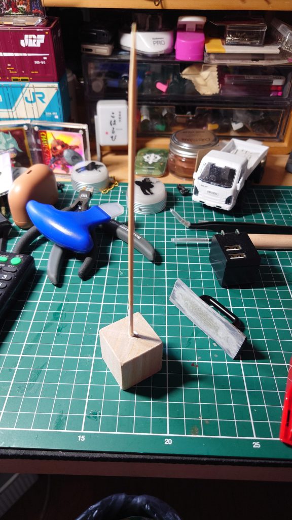 木片の台座に竹串をぶっ刺しました 木片の端はヤスリかけてます