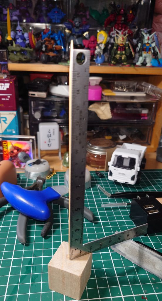 およそ高さ16.5センチですね 背後のクルーゼ隊長やMS達も呆れ顔