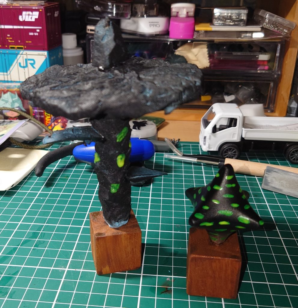 黒サフかけて、蛍光イエロー塗りつけて完成 ソロモンと並べました