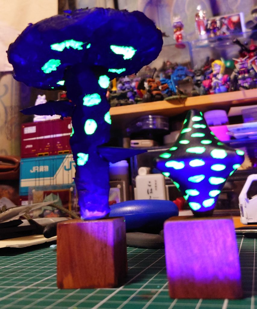 下からuvライトで照らすと光ります