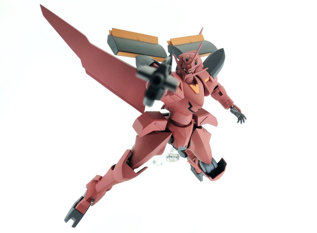 右腕には、GNサブマシンガンを装備しています。
