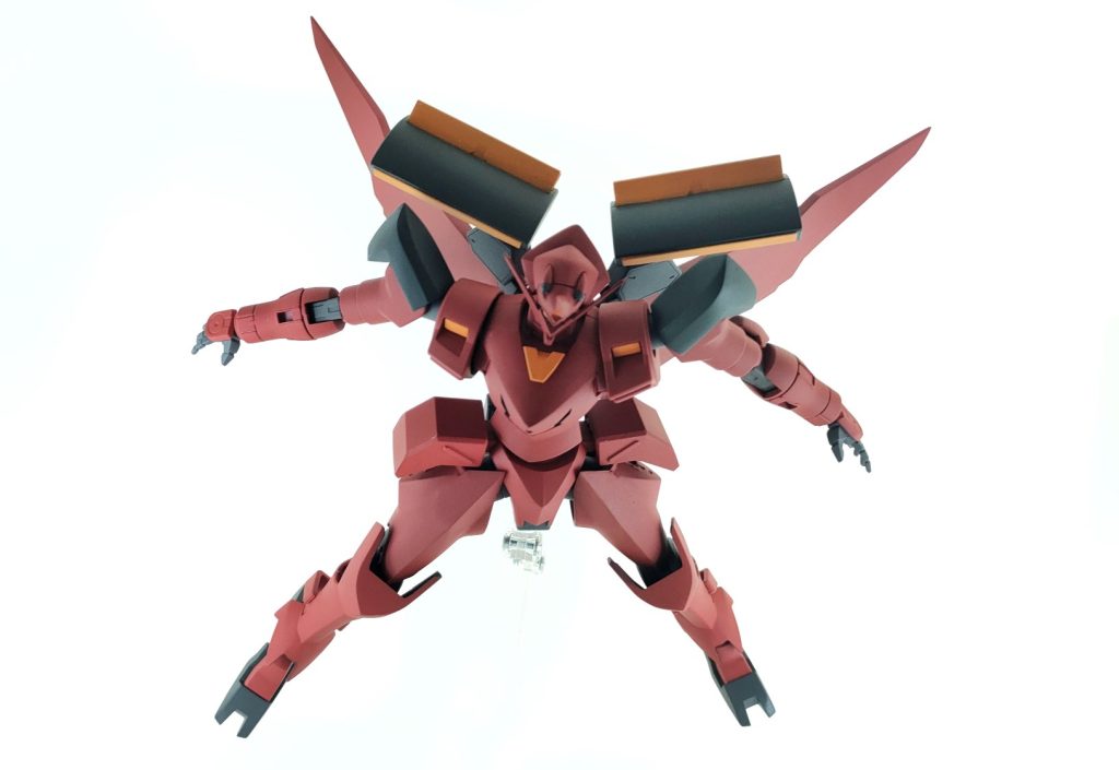 背中には大型の投擲武器GNブーメランを装備しています。背中に付いているときは主翼として、スラスターのように機能します。