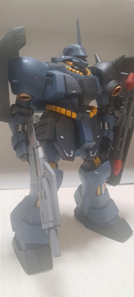 ちょっとトーンを落とした感じの色で塗装。