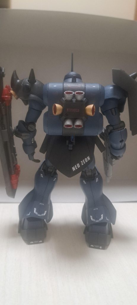 後ろ姿。バーニアはシルバーとゴールドで中は赤く。