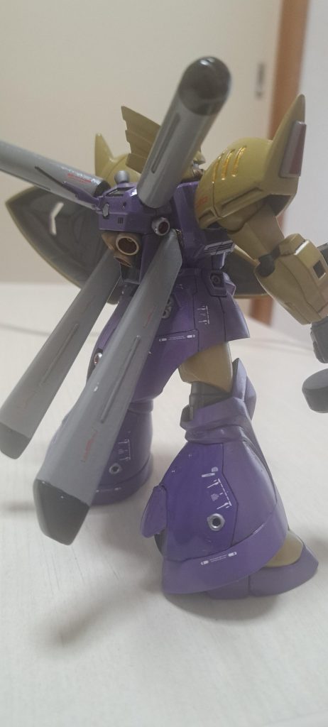 裾、パープルの塗り分けが、おっなかなかいいじゃんて自分で自分を褒めてます。