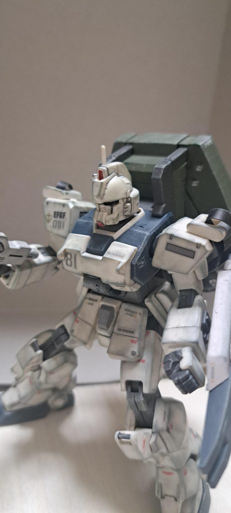 まぁまぁ普段やらない自分からしたら満足。もっと言うなら泥汚れや禿げとか表現できればいいのにと。エッジをもっとハッキリさせなきゃです。汚す楽しみ、どこで止めようかキリないですね。確かに。奥が深いのを知りました。今回もご覧頂きありがとう御座いました。最近ヤスリで整えてるとその音ウルサイと言われるようになりました。臭いは臭い、ヤスリうるさい負けません。頑張ってガンプラ道修行に励みます。