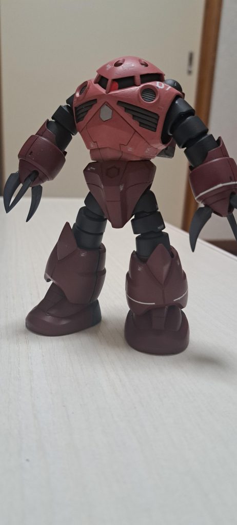 ちょっと真面目に筆塗り全塗装してみました。スミ入れと艶消し吹き。白いラインはデカールです。両手両足の予定でしたが右足は失敗したので片方のみライン。