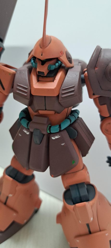 実はずいぶん昔のキットなんですよね。でもカッコいい。以前も書いたかと思いますが量産機は特に市場に大量投入して欲しいです。色々バリエーション作ったり、小隊、編隊作ったりで楽しみたい。そしたら置場についてはまた揉めそうですが。