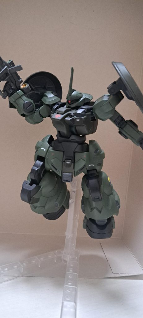 超手抜きで1つ目にしました。ただプラ板丸くカット、塗って付けただけです。一応ジオンのモビルスーツで一般兵の中の隊長機と位で設定は考えてませんです。