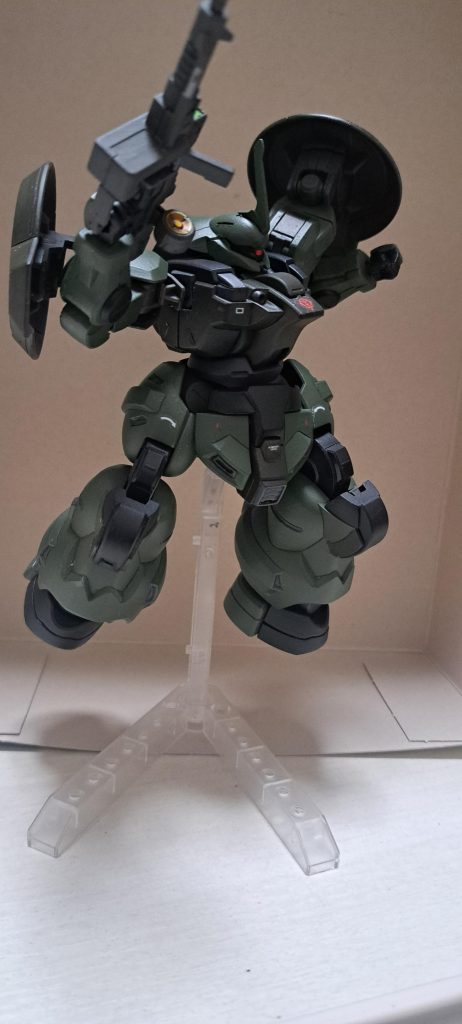 緑がよく似合いますね。ちょっとのスジ彫り、スカート裏をプラ板で誤魔化した、ちょっとジオン系のデカール貼った、スミ入れの超お手軽です。あと艶消しクリア。