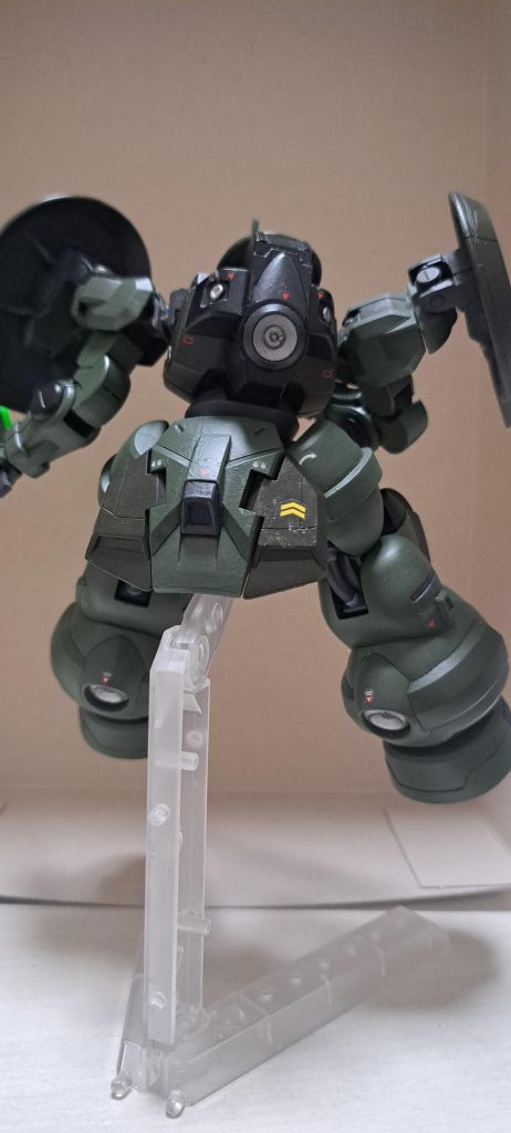 後ろ姿。濃いグリーンと薄いグリーン配色間違え。濃いとこは薄い、薄いとこは濃いグリーンで塗るつもりでしたが気がついた時はアフターカーニバル後の祭り。まっいっか。