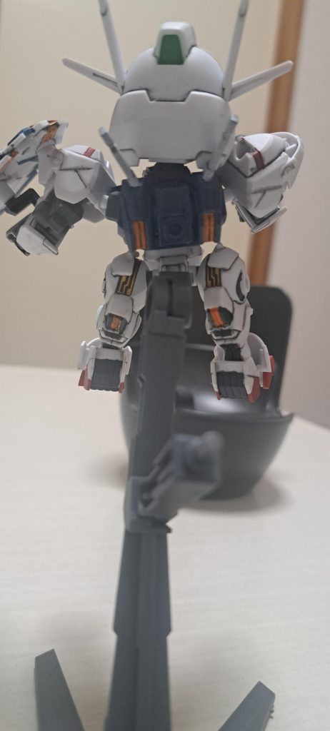 後です。塗り分けが必要なところはドラえもんの四次元ポケットには無い老眼鏡　で頑張りました。頭は大きくバルカンなんかは塗りやすいのに腰のとこショボショボして、老眼鏡+目薬で。