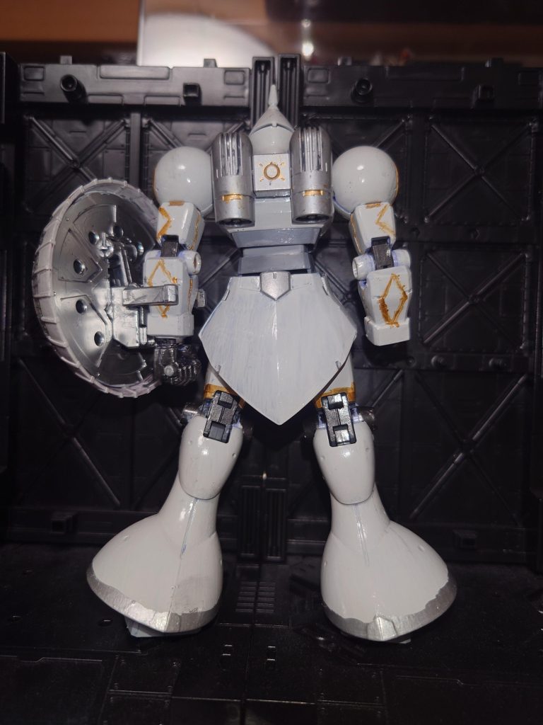 重ね塗りや塗ってないところがありいろいろ甘いですがご了承ください…金色のエナメルを筆で雑に塗ったので結構歪んでたり汚かったりします…