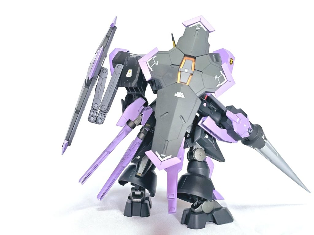 後ろ。腰にはGNフィンファングを装備。モチーフ元のベルガ・ギロスのシェルフ・ノズルを切り離して質量弾として使った時のオマージュです。