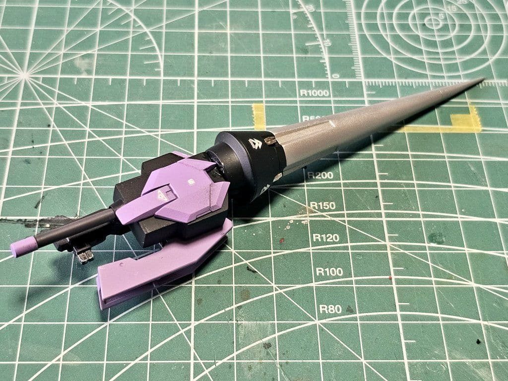 GNショットランスGNランスやリボーンズガンダムのライフル、プラ板で作った基部など組み合わせています。