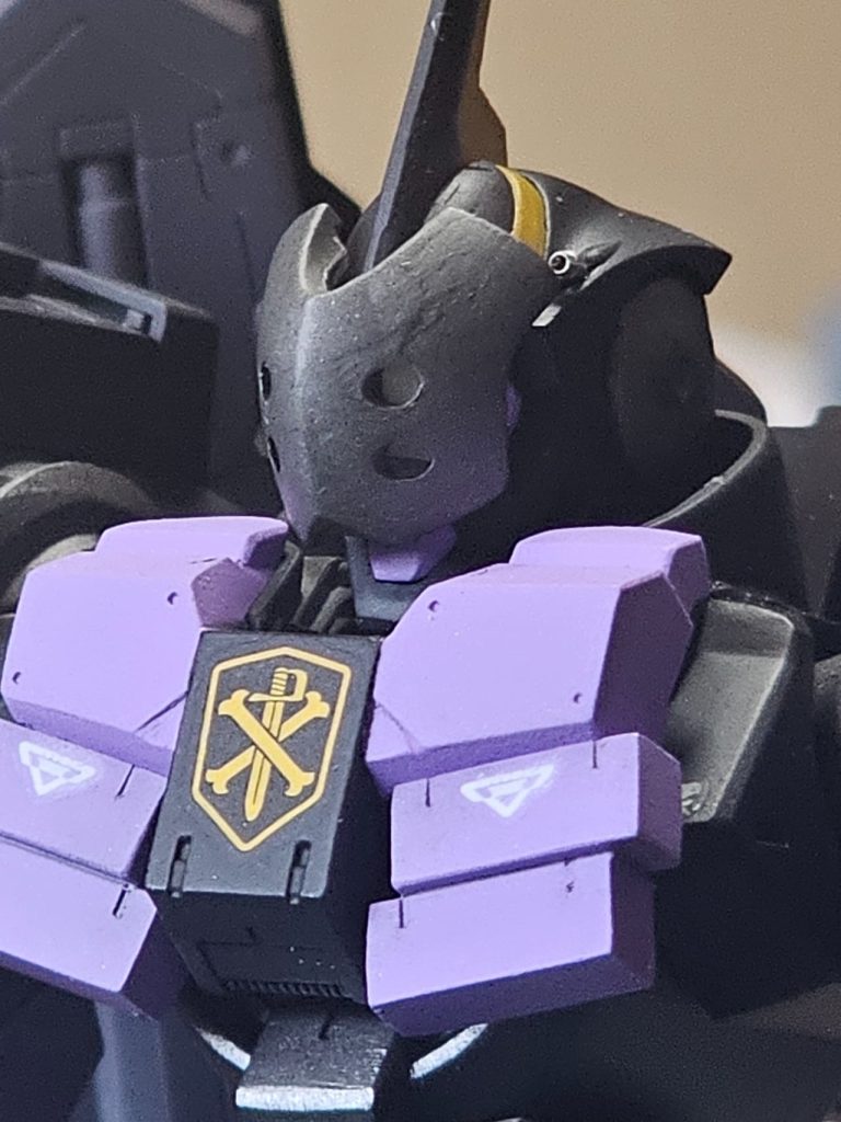 鉄仮面。デカールは1/100ベルガ・ギロスの物や、Re1/100ビギナ・ゼラの物を使用しています。