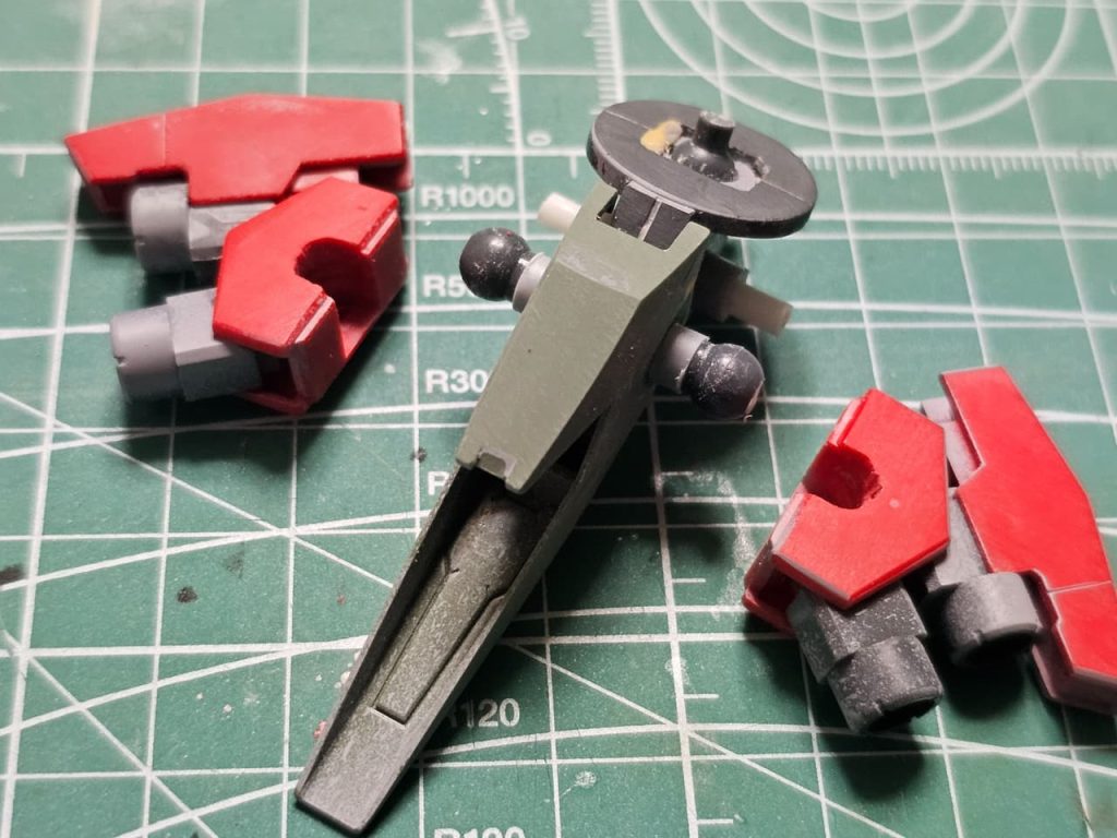 リアスカートの左右を切断し、PCパーツを固定できるように。そこにリボーンズガンダムのファングラックを取り付けられるようにしました。