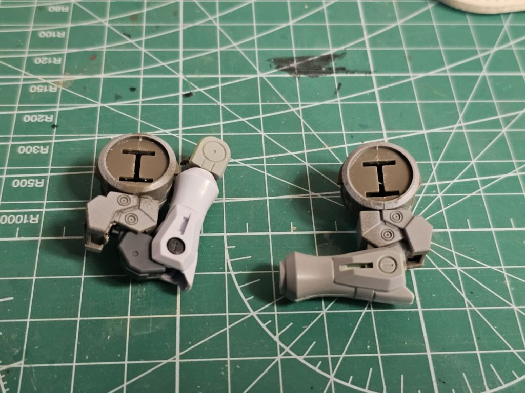 ひじ関節はHGCEのデスティニーガンダムの関節に置き換えました。