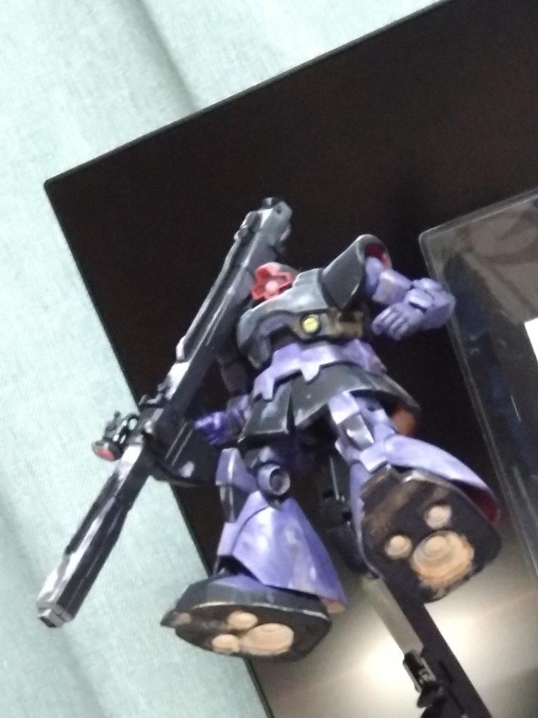 何度も絵と見比べて修正。足裏も少し白っぽくなってますね。制作風景も完成後も似たような写真ばかりになってしまいましたが頑張って塗装しました。モノアイのクリアパーツも映り込みの表現をと裏側から少しクリアレッド入れたりしましたがくすんで見えたので拭き取りました。上手く再現出来てない部分もありますが楽しく筆塗りできました。