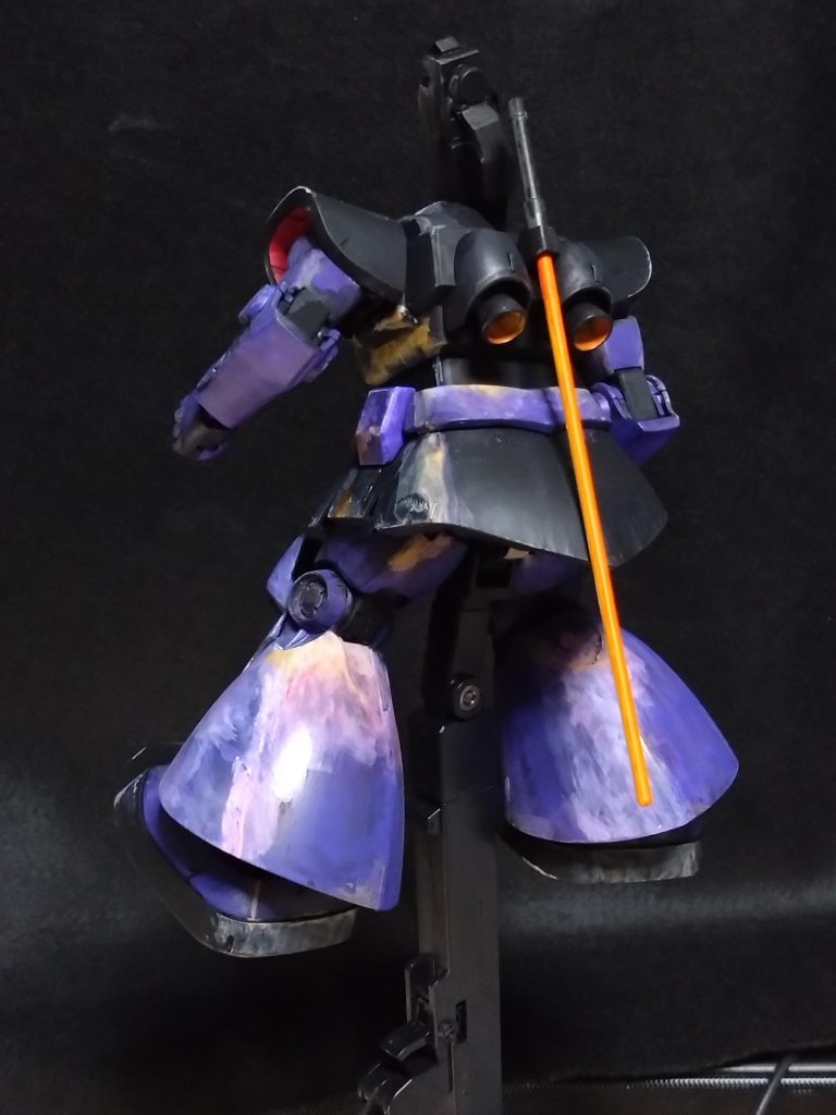 コチラもこんな感じで。サーベルは蛍光オレンジで塗装。乾燥後に前側中心部に白で線をいれてまわりに黄色線いれました。