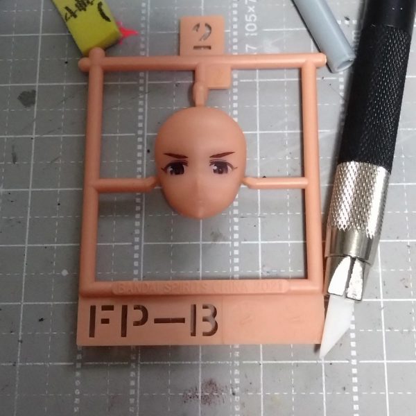 昨日久しぶりに美プラの顔をと考えていつも難しいアイペイント。何とか簡単にできないかと実験的に試してみてます。初めの写真が現在なのですが2枚目からスタートです。30MSの顔を使用してます。それで自分のイメージはもう少し目を細くしたいなと思いまして溶剤を綿棒につけて目のタンポ印刷の下部分を少しずつ拭き取ってみました。うーんイマイチだなぁ、と思いマイクロセラブレードを使用して少しずつ下部分を削って瞳の部分も少し小さく削ってみました。眉もイメージより少し太いのでそっと削って整えました。大体良さそうだなぁと思いラッカークリアー吹いて乾燥。今日は乾燥したものにエナメルホワイトで白目部分を足してみました。それが最初の写真になります。初の試みでしかも実験的ですが今のところ大丈夫かも。乾燥後ラッカークリアで閉じ込めてエナメル塗料で瞳の書き込みに挑戦してみます。元の位置があるので左右のズレがなくて良さそうですが瞳の書き込みがどうなるかですね。🤔  （2枚目）