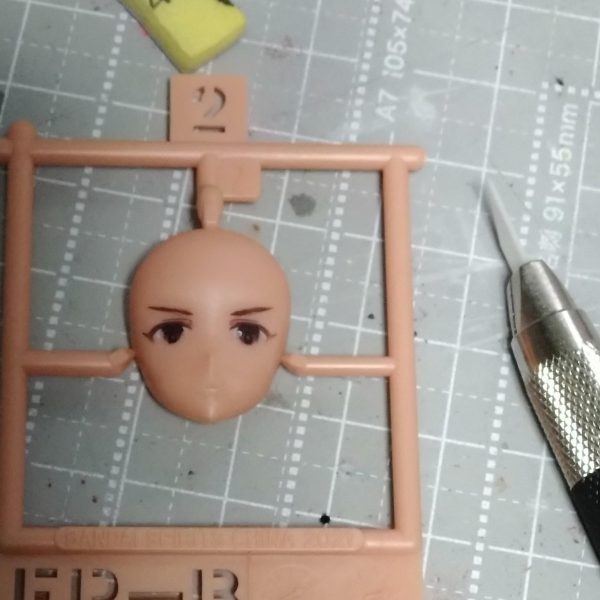 昨日久しぶりに美プラの顔をと考えていつも難しいアイペイント。何とか簡単にできないかと実験的に試してみてます。初めの写真が現在なのですが2枚目からスタートです。30MSの顔を使用してます。それで自分のイメージはもう少し目を細くしたいなと思いまして溶剤を綿棒につけて目のタンポ印刷の下部分を少しずつ拭き取ってみました。うーんイマイチだなぁ、と思いマイクロセラブレードを使用して少しずつ下部分を削って瞳の部分も少し小さく削ってみました。眉もイメージより少し太いのでそっと削って整えました。大体良さそうだなぁと思いラッカークリアー吹いて乾燥。今日は乾燥したものにエナメルホワイトで白目部分を足してみました。それが最初の写真になります。初の試みでしかも実験的ですが今のところ大丈夫かも。乾燥後ラッカークリアで閉じ込めてエナメル塗料で瞳の書き込みに挑戦してみます。元の位置があるので左右のズレがなくて良さそうですが瞳の書き込みがどうなるかですね。🤔  （3枚目）