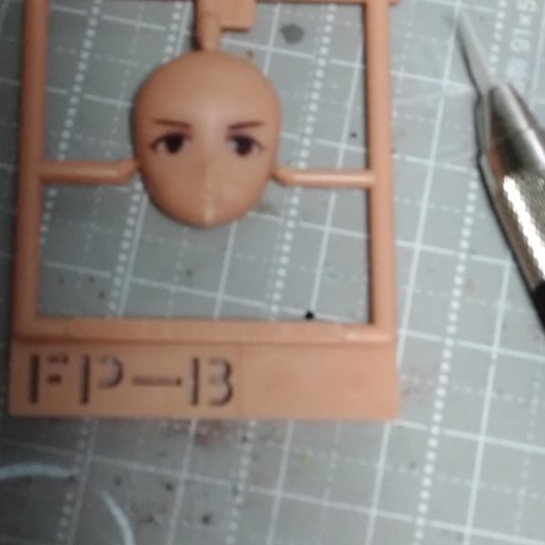 昨日久しぶりに美プラの顔をと考えていつも難しいアイペイント。何とか簡単にできないかと実験的に試してみてます。初めの写真が現在なのですが2枚目からスタートです。30MSの顔を使用してます。それで自分のイメージはもう少し目を細くしたいなと思いまして溶剤を綿棒につけて目のタンポ印刷の下部分を少しずつ拭き取ってみました。うーんイマイチだなぁ、と思いマイクロセラブレードを使用して少しずつ下部分を削って瞳の部分も少し小さく削ってみました。眉もイメージより少し太いのでそっと削って整えました。大体良さそうだなぁと思いラッカークリアー吹いて乾燥。今日は乾燥したものにエナメルホワイトで白目部分を足してみました。それが最初の写真になります。初の試みでしかも実験的ですが今のところ大丈夫かも。乾燥後ラッカークリアで閉じ込めてエナメル塗料で瞳の書き込みに挑戦してみます。元の位置があるので左右のズレがなくて良さそうですが瞳の書き込みがどうなるかですね。🤔  （4枚目）