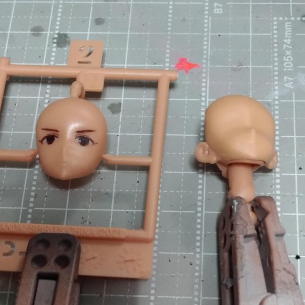 昨日久しぶりに美プラの顔をと考えていつも難しいアイペイント。何とか簡単にできないかと実験的に試してみてます。初めの写真が現在なのですが2枚目からスタートです。30MSの顔を使用してます。それで自分のイメージはもう少し目を細くしたいなと思いまして溶剤を綿棒につけて目のタンポ印刷の下部分を少しずつ拭き取ってみました。うーんイマイチだなぁ、と思いマイクロセラブレードを使用して少しずつ下部分を削って瞳の部分も少し小さく削ってみました。眉もイメージより少し太いのでそっと削って整えました。大体良さそうだなぁと思いラッカークリアー吹いて乾燥。今日は乾燥したものにエナメルホワイトで白目部分を足してみました。それが最初の写真になります。初の試みでしかも実験的ですが今のところ大丈夫かも。乾燥後ラッカークリアで閉じ込めてエナメル塗料で瞳の書き込みに挑戦してみます。元の位置があるので左右のズレがなくて良さそうですが瞳の書き込みがどうなるかですね。🤔  （6枚目）