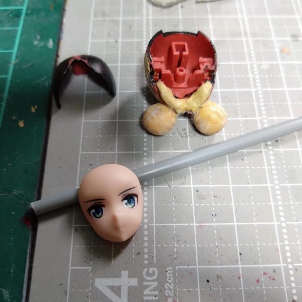 制作中のララァの顔ですが瞳部分のはみ出したライン修正しました。私の目と筆技術ではコレが限界かも。拡大鏡を駆使しても筆先が触れる時はもう細かすぎて若干、感に頼ってる感アリで細かすぎです。😅団子パテの硬化後瞬間接着剤で表面塗ったりヤスったりして髪色塗装。そのパテ硬化の待ち時間にララァと同時にもう1つ30MSフェイスにラッカークリアで保護しておきました。そして髪色乾燥の待ち時間にコチラにも瞳の色いれてみました。ベースキット到着まで時間あるのでこんな感じでやってみました。😄さて誰の顔なんだろうなぁ？🤔（2枚目）