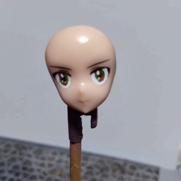 制作中のララァの顔ですが瞳部分のはみ出したライン修正しました。私の目と筆技術ではコレが限界かも。拡大鏡を駆使しても筆先が触れる時はもう細かすぎて若干、感に頼ってる感アリで細かすぎです。😅団子パテの硬化後瞬間接着剤で表面塗ったりヤスったりして髪色塗装。そのパテ硬化の待ち時間にララァと同時にもう1つ30MSフェイスにラッカークリアで保護しておきました。そして髪色乾燥の待ち時間にコチラにも瞳の色いれてみました。ベースキット到着まで時間あるのでこんな感じでやってみました。😄さて誰の顔なんだろうなぁ？🤔（3枚目）