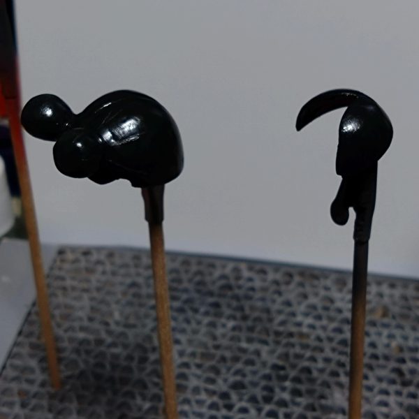 制作中のララァの顔ですが瞳部分のはみ出したライン修正しました。私の目と筆技術ではコレが限界かも。拡大鏡を駆使しても筆先が触れる時はもう細かすぎて若干、感に頼ってる感アリで細かすぎです。😅団子パテの硬化後瞬間接着剤で表面塗ったりヤスったりして髪色塗装。そのパテ硬化の待ち時間にララァと同時にもう1つ30MSフェイスにラッカークリアで保護しておきました。そして髪色乾燥の待ち時間にコチラにも瞳の色いれてみました。ベースキット到着まで時間あるのでこんな感じでやってみました。😄さて誰の顔なんだろうなぁ？🤔（4枚目）