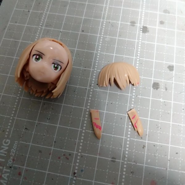 昨日ララァの合間に制作してみた顔パーツに、たまたまあった中の完成に近そうな30MSの髪型を切ったり削ったりして何となく丸くしてみました。完成イメージする為モンザレッドで塗装してみました。似てるかなぁ？誰だろ？🤔もう少し髪型丸めなきゃだめかもなぁ。（2枚目）