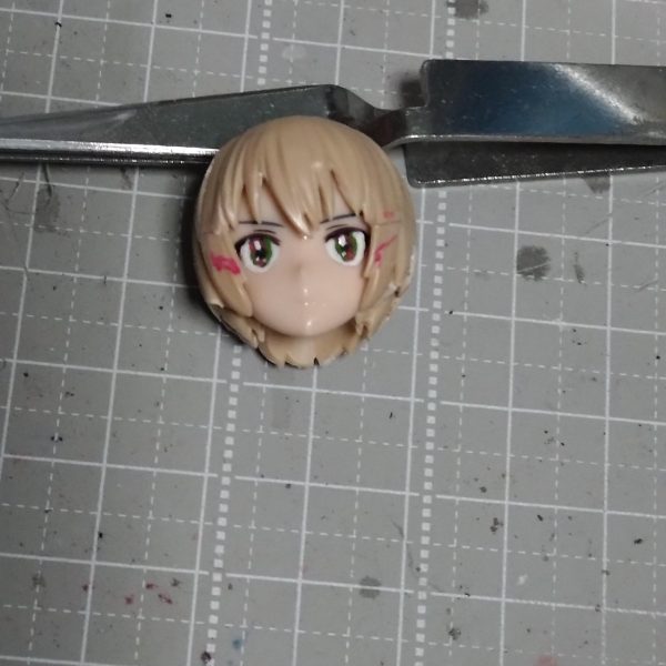 昨日ララァの合間に制作してみた顔パーツに、たまたまあった中の完成に近そうな30MSの髪型を切ったり削ったりして何となく丸くしてみました。完成イメージする為モンザレッドで塗装してみました。似てるかなぁ？誰だろ？🤔もう少し髪型丸めなきゃだめかもなぁ。（3枚目）